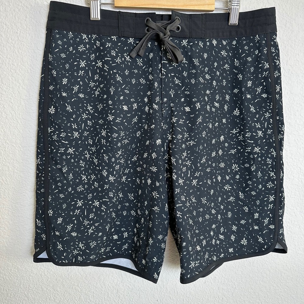 prAna Vintage Boardshort Mens 30 Black Above Floral Stretch Swim Trunks 1972761